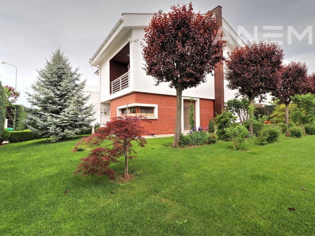 Shtëpi në shitje 360m²+60m² nënkulm në Marigona Residence
