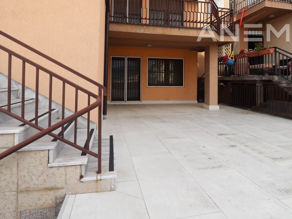 Shtëpi me qira me 10 hapësira pune në Arbëri