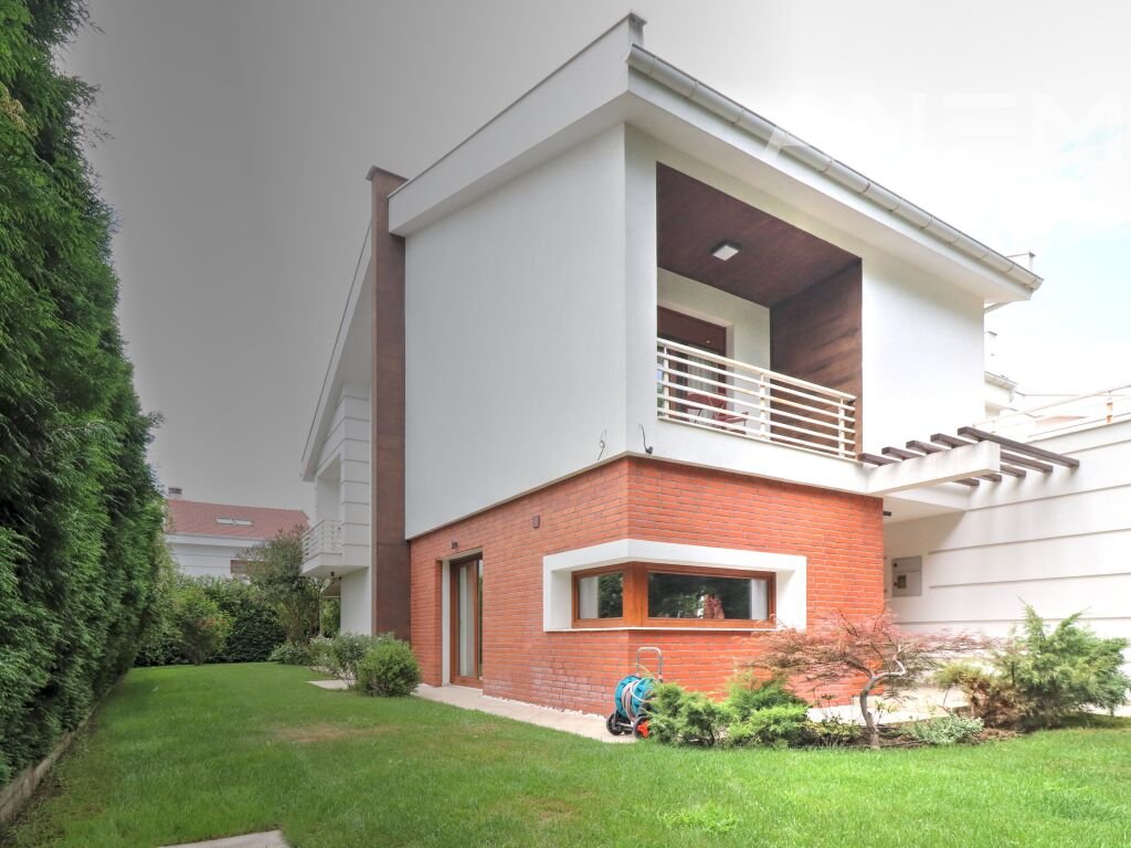 Shtëpi me qira 310m² në Marigona Residence