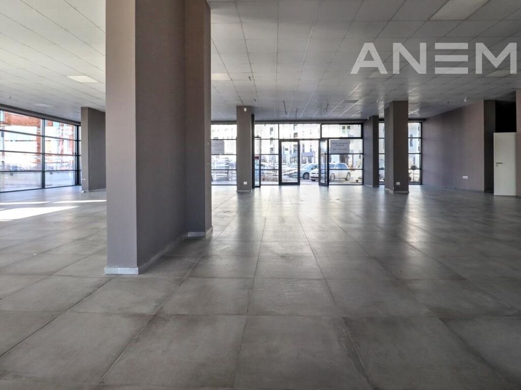 Lokal me qira 320m² + 250m² tarracë e mbyllur në Veternik