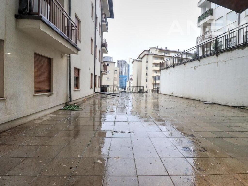 Zyre me qira 208m² në lagjen Arbëria