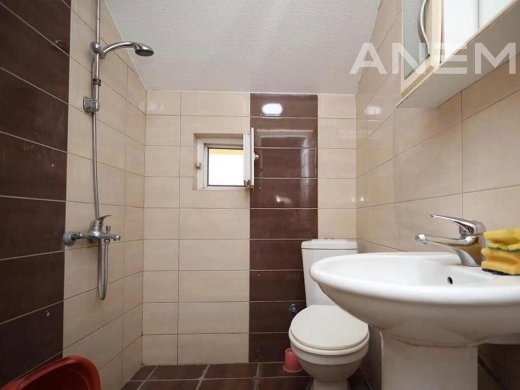 Kat shtëpie me qira me 4 dhoma gjumi në lagjen Dardania