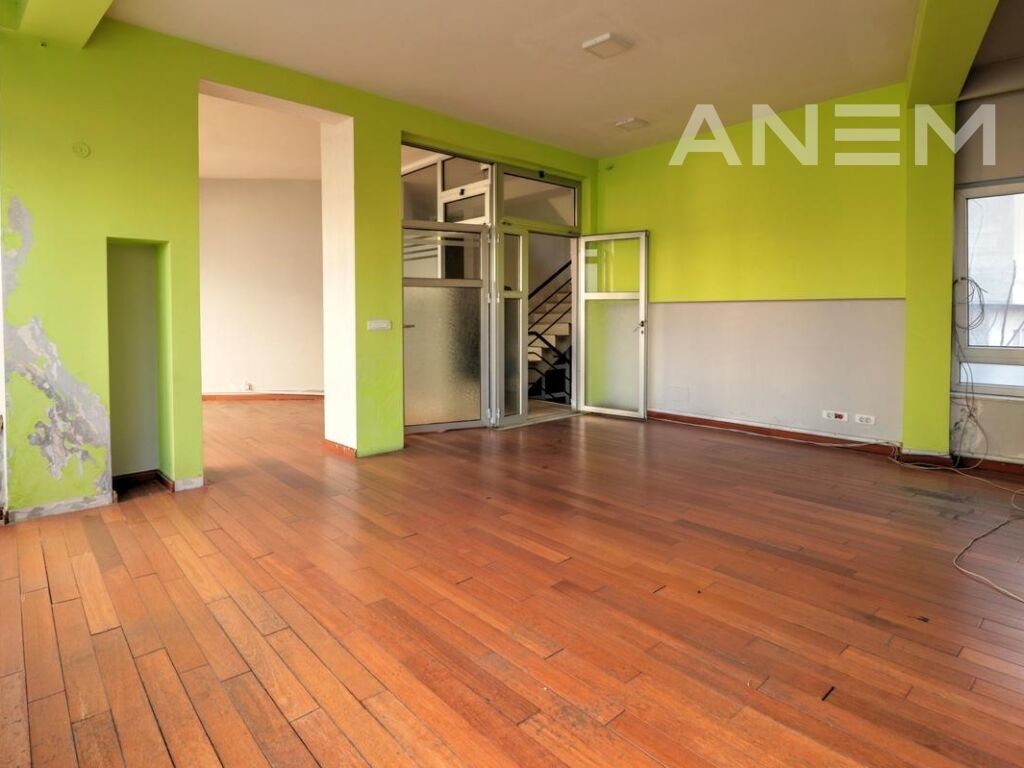 Zyre me qira 440m² në Qendër
