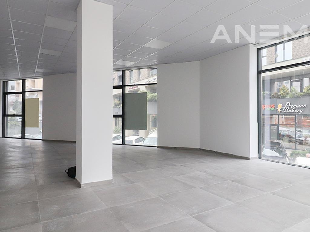 Lokal me qira 160m² në Rrugën B