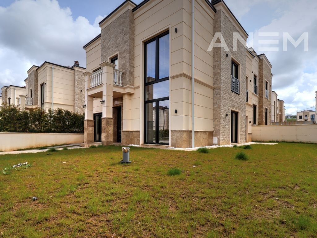 Shtëpi me qira me 3 dhoma gjumi në Royal Green Residence