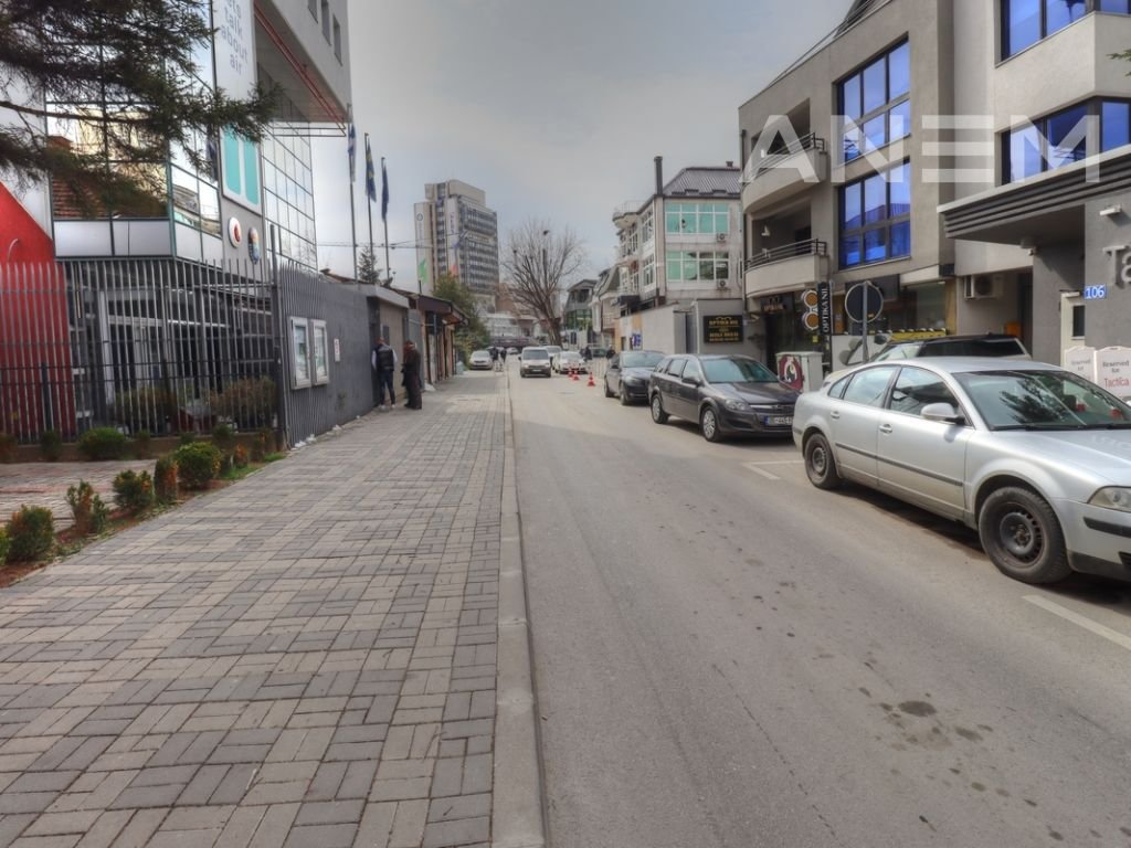 Zyre me qira 220m2 në Pejton