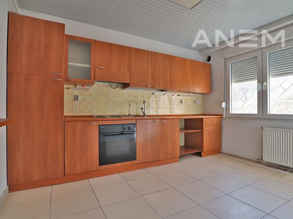 Shtëpi me qira me 9 hapësira pune në Arbëri