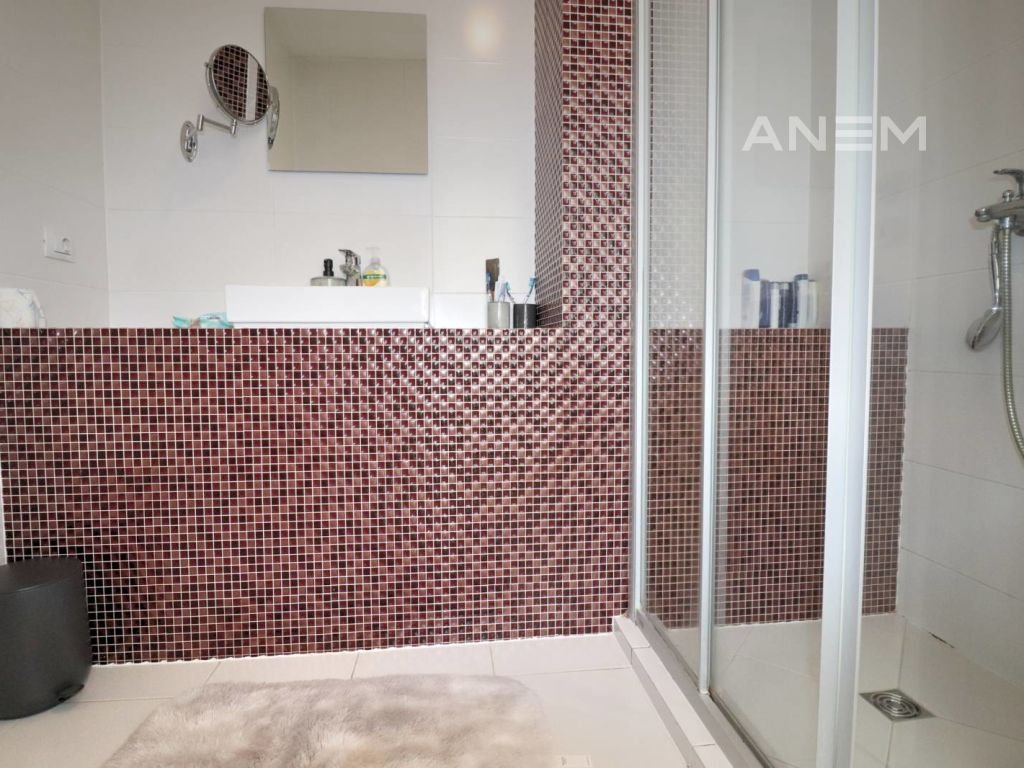 Shtëpi ne shitje 174m2  +87m2 në Marigona Residence