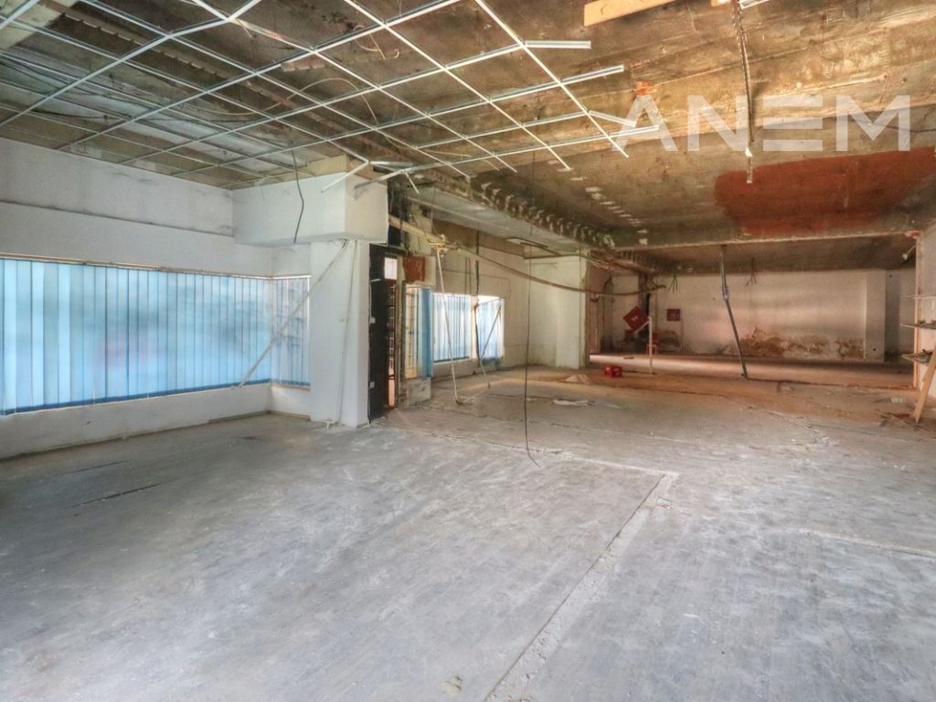 Lokal me qira 400m² në Qendër