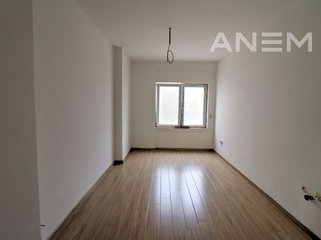 Lokal me qira 210m2 në lagjen Mati 1