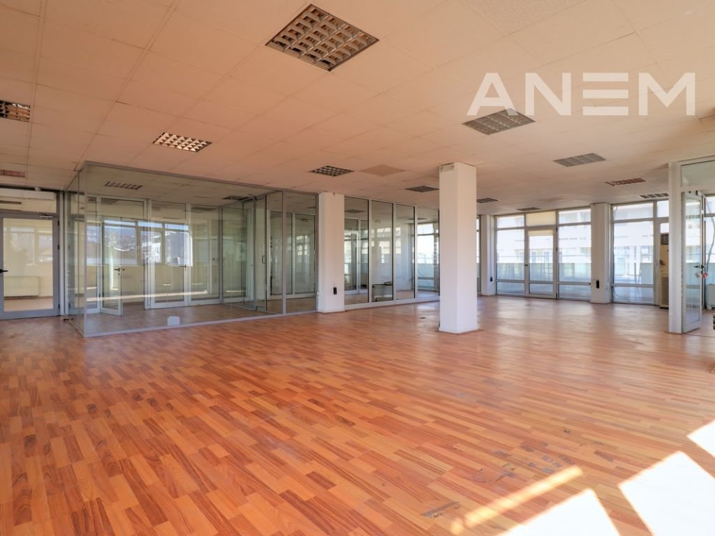 Zyre me qira 800m² në Qendër