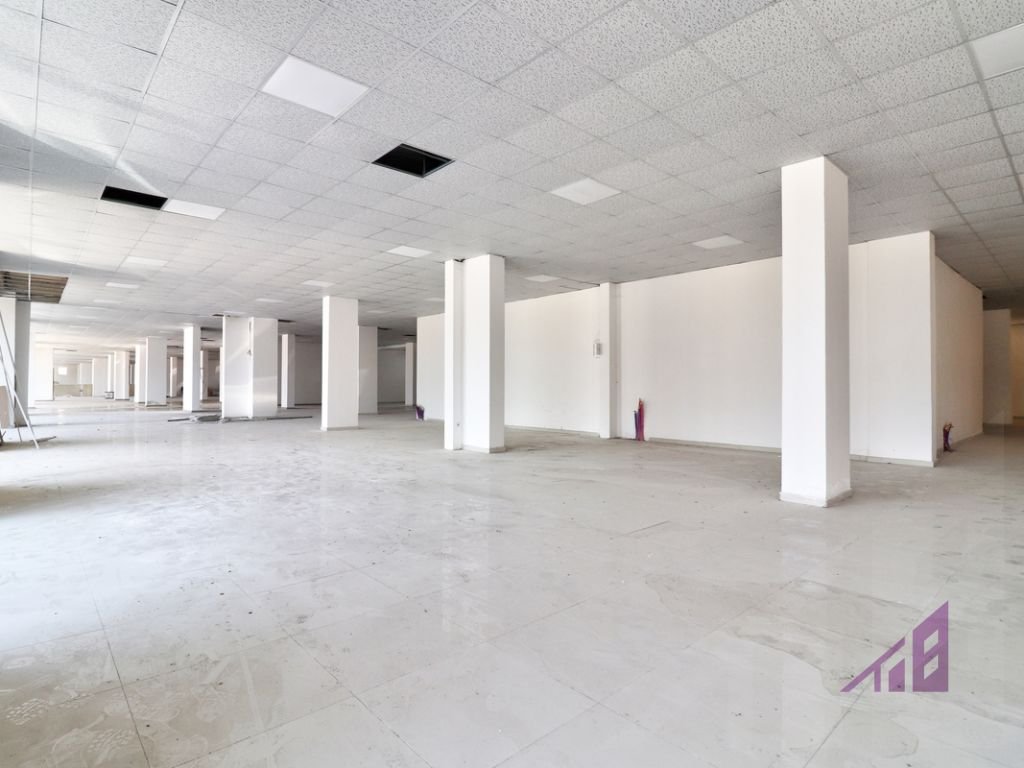 Dyqan me qira 2100m2 në qendër të Lipjanit