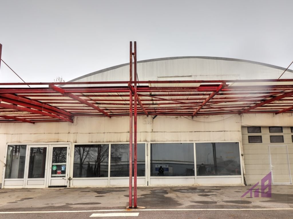 Depo me qira 1600 m² në Zonën Industriale