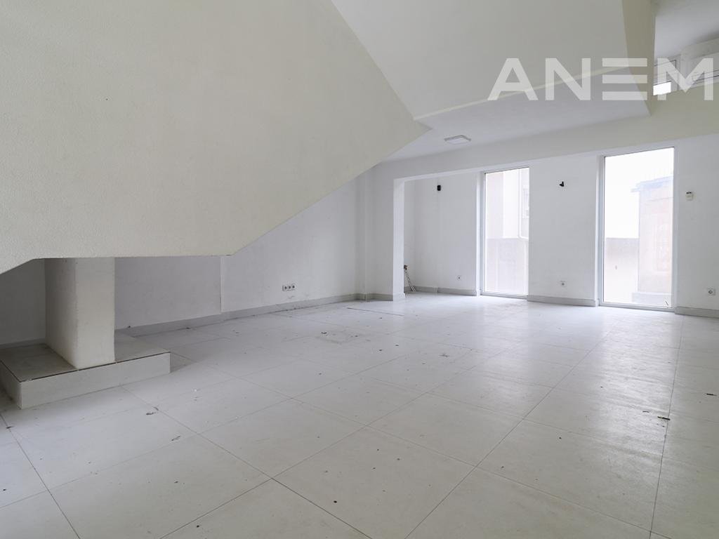 Lokal me qira me 3 hapësira pune në Tophane