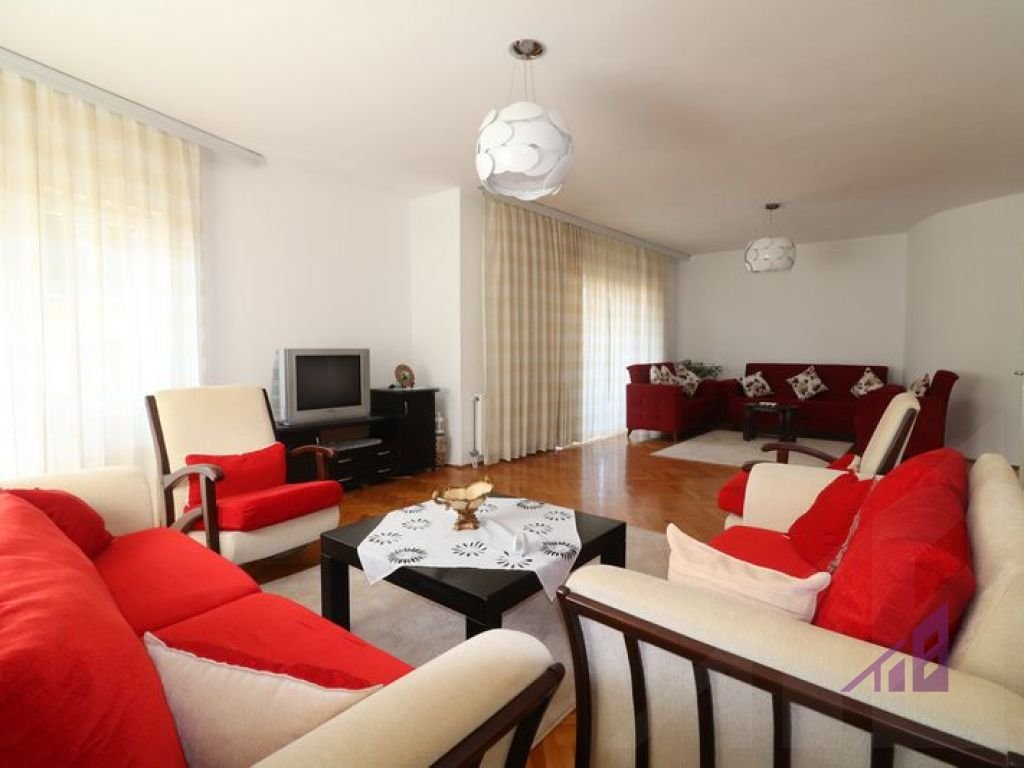 Shtëpi/Zyre me qira 500m² në Qendër