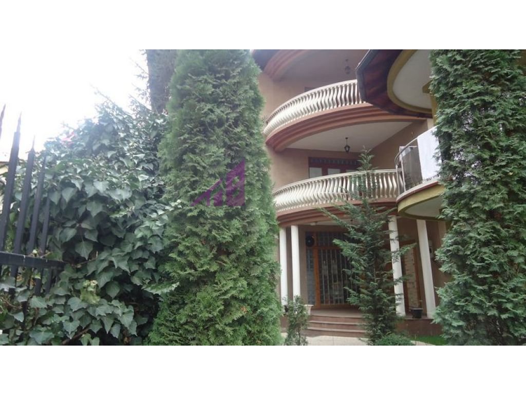 Apartament me qira me 3 dhoma gjumi në Tophane