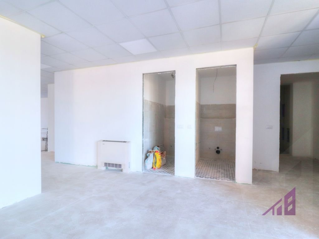 Zyre me qira 300m2 ne lagjen Pejton