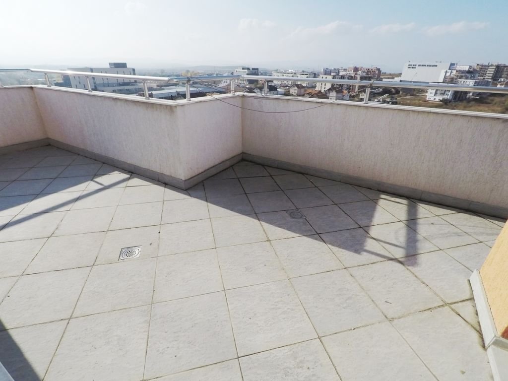 Penthouse ne shitje 140m2+80m2 ne lagjen Arberia - Dragodan