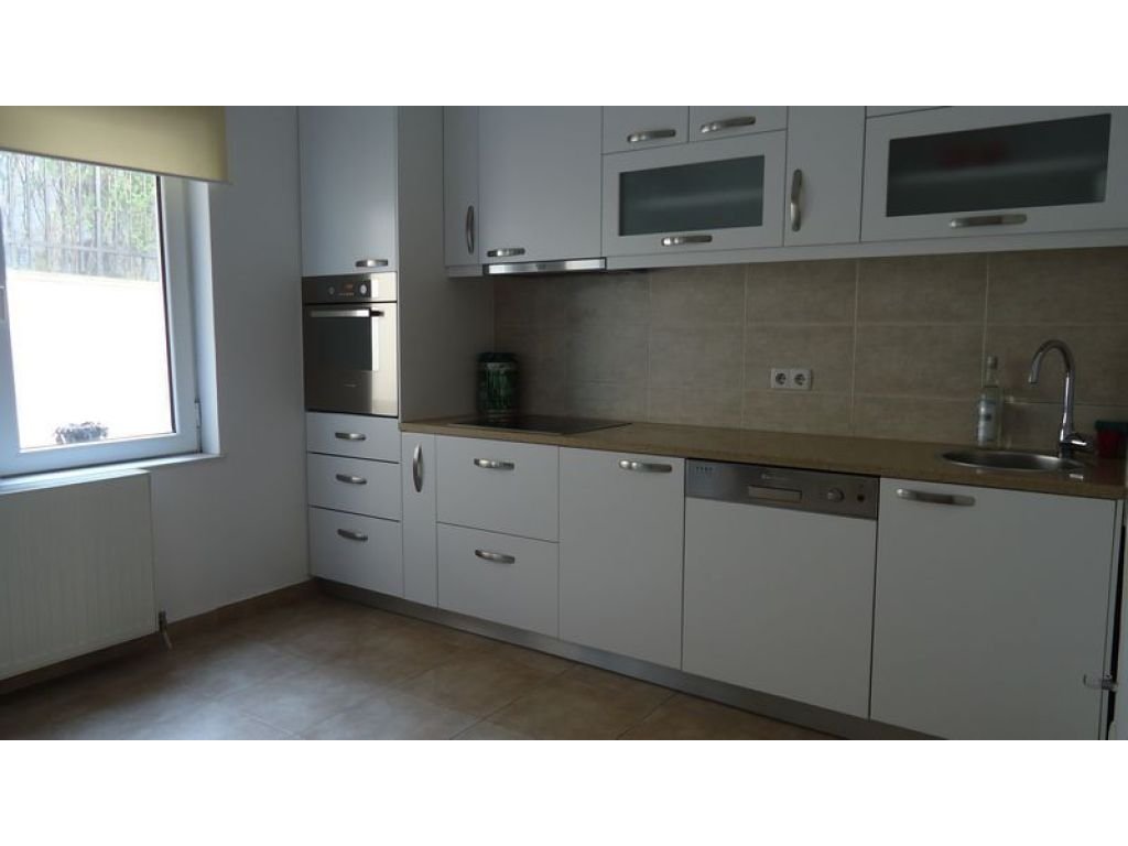 Shtëpi me qira 300m2 ne Velani