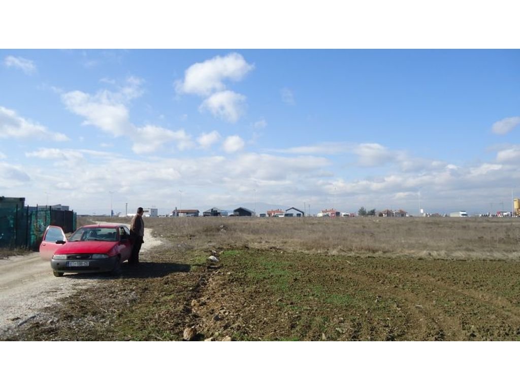 Toke per shitje 58 ari ne magjistralen Prishtine-Ferizaj