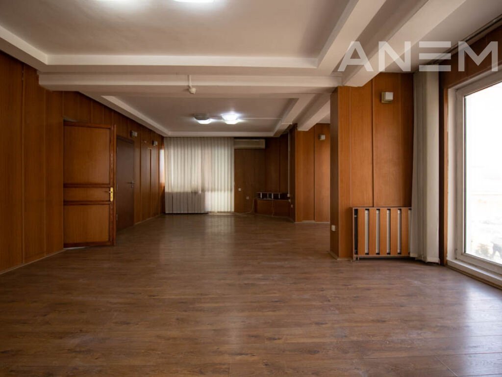 Zyre me qira 350m² në lagjen Pejton